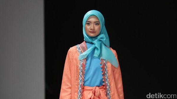 Foto: Koleksi Shafira di Indonesia Fashion Week 2017