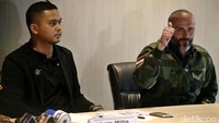 Asisten pelatih Eduardo Perez mengacungkan jempolnya. Eduardo Perez dan Miguel Gandia diboyong Milla dari Spanyol untuk membantu menangani timnas Indonesia.