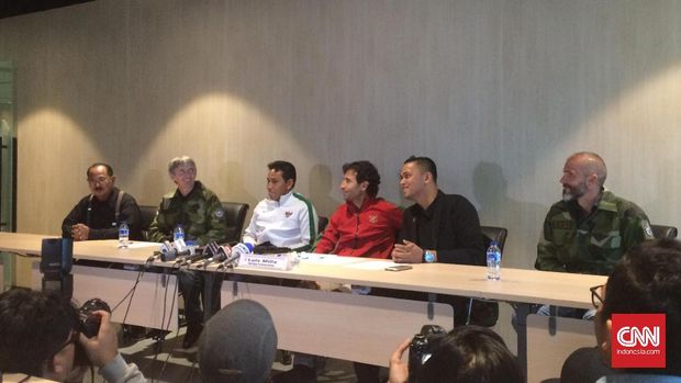 Luis Milla bersama asistennya termasuk Bima Sakti ketika menjalani konferensi pers pada tahun 2017.