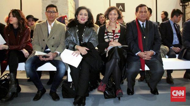Prabowo dan Titiek Soeharto saat menyaksikan peragaan busana Didit Hediprasetyo