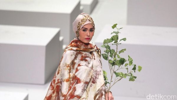Foto: Koleksi Dian Pelangi for Wardah di Indonesia Fashion Week 2017