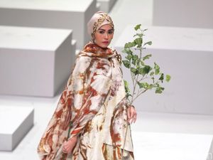 Foto: Koleksi Dian Pelangi for Wardah di Indonesia Fashion Week 2017