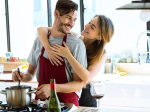 Cerita Istri yang Patah Tulang karena Masakan Enak Suaminya Cerita Istri yang Patah Tulang karena Masakan Enak Suaminya