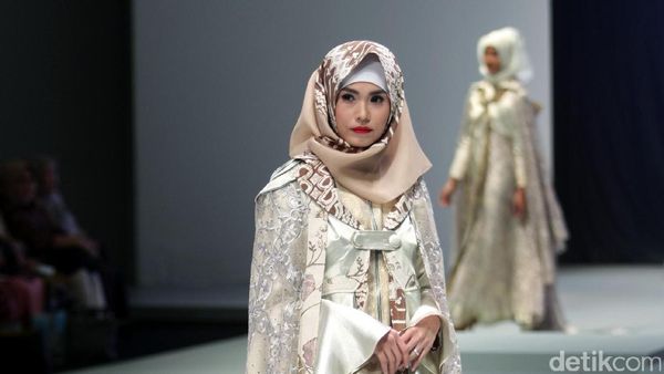 Foto: Koleksi Errin Ugaru di Indonesia Fashion Week 2017
