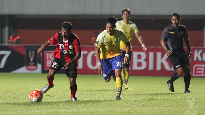 Persegres Tumbangkan Persipura 2-1