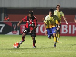 Persegres Tumbangkan Persipura 2-1
