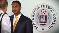 Patrick Kluivert cuma satu musim di Milan. Dia pria asal Belanda itu mencetak sembilan gol dari 33 laga. Tak ada gelar bersama Milan. (Foto: AFP PHOTO / ANP / Prince victor)