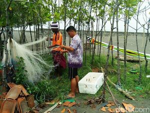 Tak Melaut, Nelayan Situbondo Gadaikan Perabotan