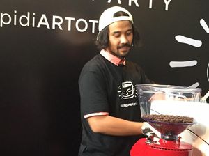 Minum Espresso di Pagi Hari Jadi Rahasia Bugar Chicco Jerikho