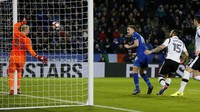 Andy King membawa Leicester unggul di menit-menit awal babak kedua. Reuters/Andrew Boyers.