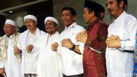 Habib Rizieq Gandengan Tangan dengan Wiranto