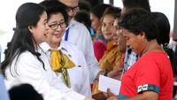 Puan Serahkan Bantuan untuk Warga Ambon