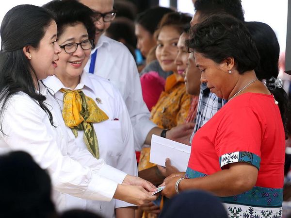 Puan Serahkan Bantuan untuk Warga Ambon