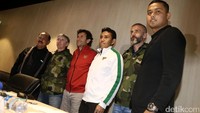 Milla menangani timnas Indonesia dengan didampingi tiga asisten. Mereka adalah Miguel Gandia (dua dari kiri), Eduardo Perez (dua dari kanan), dan Bima Sakti (tiga dari kanan).
