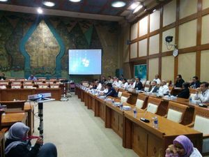 Pertamina Rapat Perdana dengan DPR Pasca Pencopotan Dirut dan Wadirut