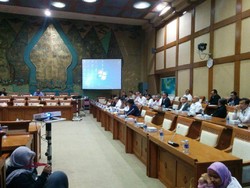 Pertamina Rapat Perdana dengan DPR Pasca Pencopotan Dirut dan Wadirut