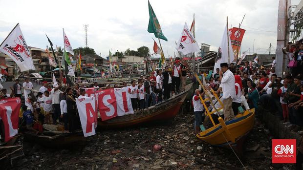 Calon Gubernur DKI Jakarta nomor urut 3, Anies Baswedan berkampanye di kampung nelayan Cilincing, Jakarta Utara, Rabu, 8 Februari 2017. Kampanye yang dihadiri ratusan warga termasuk nelayan mengangkat isu tolak reklamasi teluk Jakarta. CNN Indonesia/Safir Makki