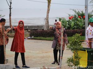 Risma Cek Lokasi Hari Peduli Sampah Nasional di Taman Surabaya