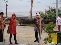 Risma Cek Lokasi Hari Peduli Sampah Nasional di Taman Surabaya