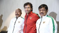 Indra Sjfri dan Fachry Husaini foto bersama Luis Milla. Dalam keterangannya Indra menegaskan bahwa dia siap membantu Milla. Bahkan, dia menyebut rela memberikan pemainnya jika memang Milla membutuhkan. Tekad serupa juga disampaikan Fakhri.