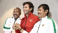 (Ki-ka) Fachry Husaini, Luis Milla, dan Indra Sjafri menyatukan tangan usai pertemuan di Kantor PSSI, Jakarta, Kamis (9/2). Fachry Husaini merupakan pelatih timnas U-16. Sementara Indra Sjafri adalah pelatih timnas U-19.
