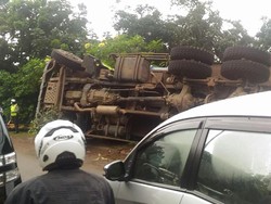 Imbas Truk Terbalik, Margonda Arah Pasar Minggu Macet