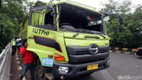 Truk yang Terguling di Flyover UI Dievakuasi