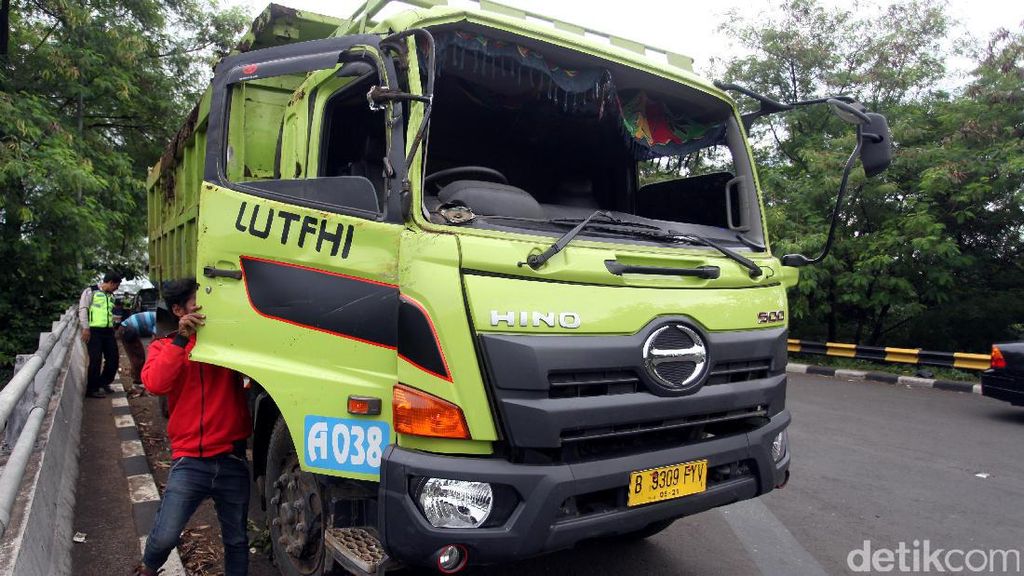 Truk yang Terguling di Flyover UI Dievakuasi Truk yang Terguling di Flyover UI Dievakuasi