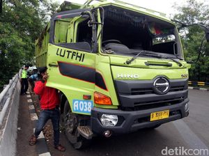 Truk yang Terguling di Flyover UI Dievakuasi