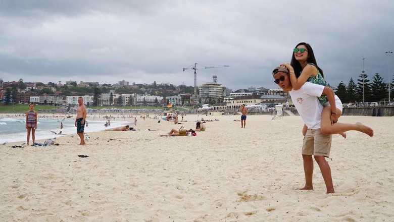 Arief Muhammad-Tiara Pangestika (Tipang) liburan ke Bondi Beach, Australia (Arief Muhammad/Instagram/Istimewa)