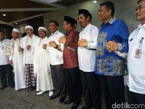 Momen Saat Habib Rizieq, Bachtiar Nasir dan Wiranto Bergandengan Tangan