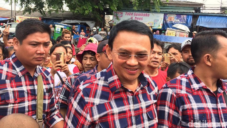 Blusukan di Cakung, Ahok Catat Keluhan Warga soal Pasar Kaget