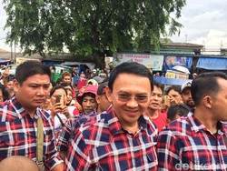 Blusukan di Cakung, Ahok Catat Keluhan Warga soal Pasar Kaget