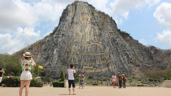 Thailand Punya Tebing dengan Gambar Buddha Raksasa