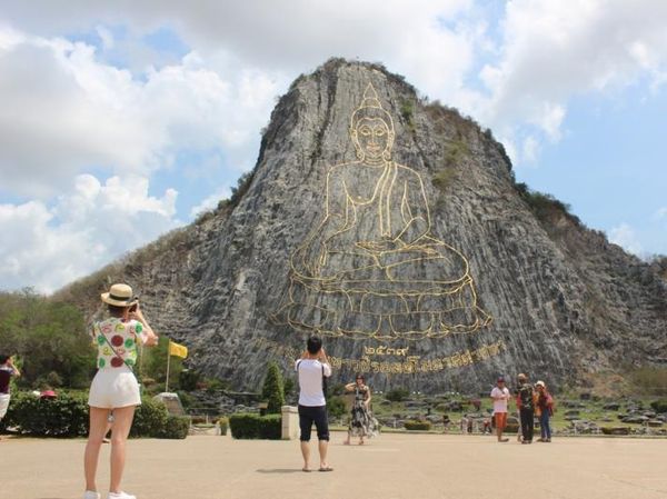 Thailand Punya Tebing dengan Gambar Buddha Raksasa