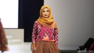 Foto: Koleksi Savitri di Indonesia Fashion Week 2017