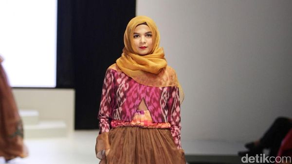 Foto: Koleksi Savitri di Indonesia Fashion Week 2017