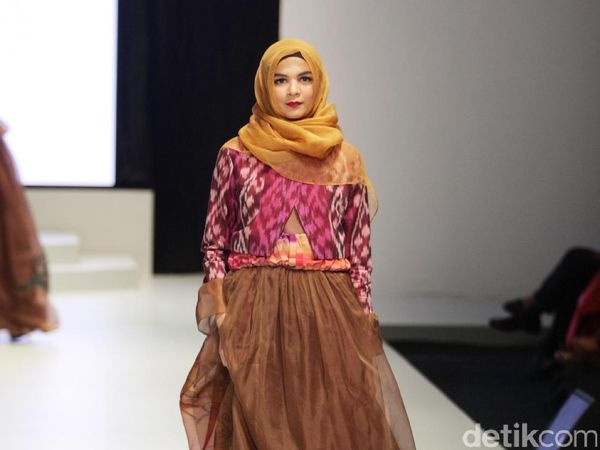 Foto: Koleksi Savitri di Indonesia Fashion Week 2017
