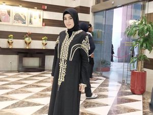 Perjuangan Olla Ramlan Pegang Kabah Sambil Gendong Anak