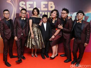 Keep Smile! Pose Project Pop Bersama Istri dan Putra Alm Oon Keep Smile! Pose Project Pop Bersama Istri dan Putra Alm Oon
