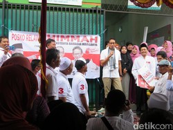 Sebelum Debat, Sandiaga Sapa Warga Kemayoran Bareng Ustaz Solmed