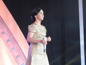 Putri Ayu Hibur Pendukung Paslon di Hotel Bidakara Saat Jeda Debat Putri Ayu Hibur Pendukung Paslon di Hotel Bidakara Saat Jeda Debat