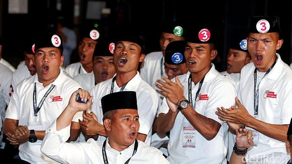 Pendukung Tiga Paslon Ramaikan Debat Terakhir
