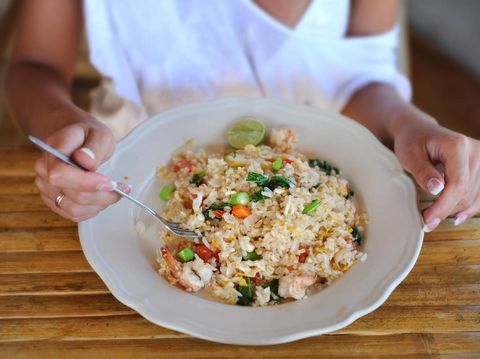Kurangi porsi makan dengan wadah yang kecil.