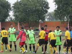 Duel Bola dengan Wartawan Peringati Hari Pers, Bupati Irsyad Cedera