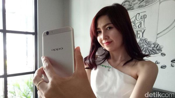 Menggenggam Oppo F1S Seri Terbaru