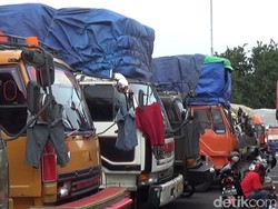 Gelombang Tinggi, Ratusan Truk Tertahan di Pelabuhan Tanjung Perak