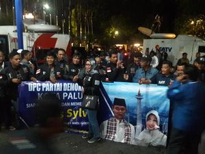 Debat Selesai, Pendukung Serukan Nama Agus-Sylvi di Wisma Proklamasi Debat Selesai, Pendukung Serukan Nama Agus-Sylvi di Wisma Proklamasi