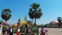 Berkeliling Komplek Stupa Emas Pha That Luang Laos