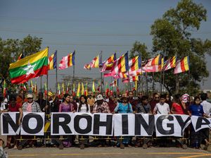 Kapal Malaysia Pengangkut Bantuan Rohingya Disambut Demonstran